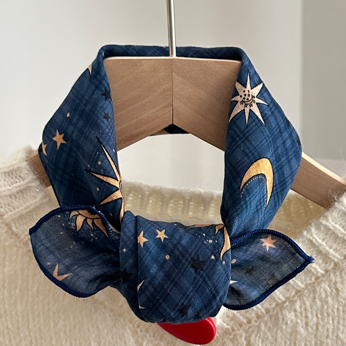 1 morceau de foulard carré imprimé soleil étoile et lune de style bohème pour femme avec tissu élastique respirant et léger, adapté aux habillés de plage et de loisirs, accessoires de mode multifonctionnels, écharpe de couleur tachée