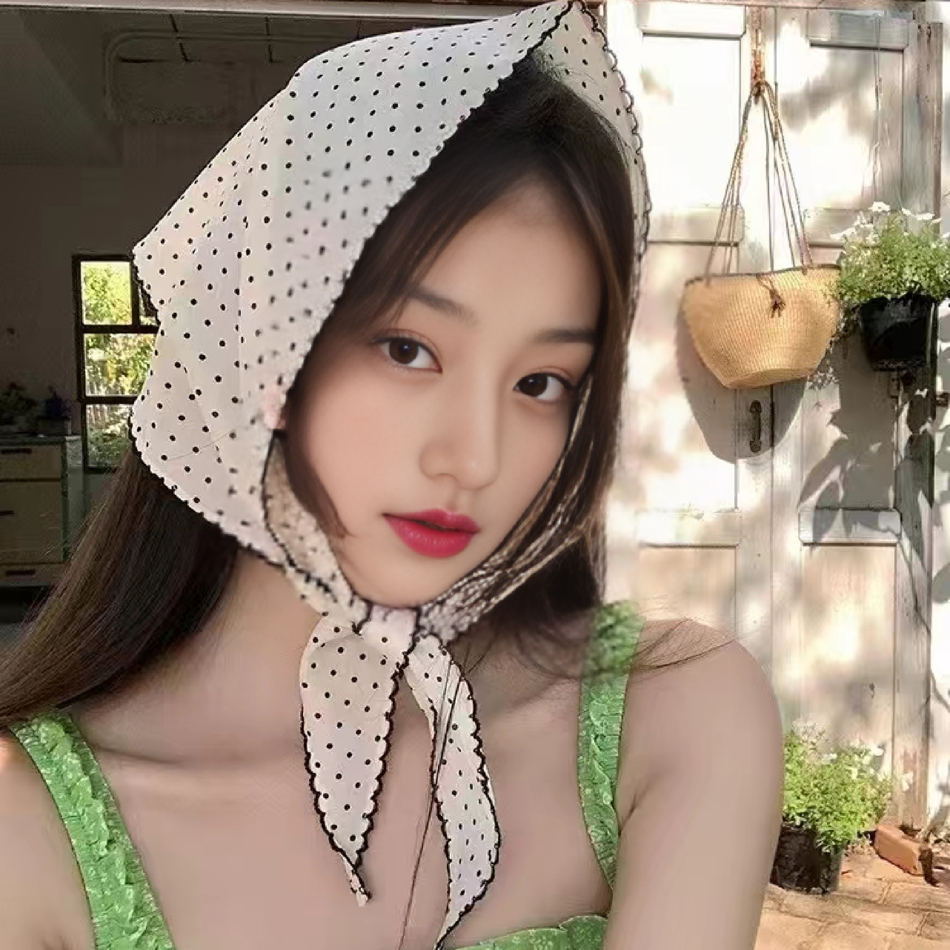 Écharpe triangulaire à pois pour femme, en satin, avec bord ondulé, petit bandana rétro noir et blanc, attache-cheveux élégante, foulard pour femme, cadeau