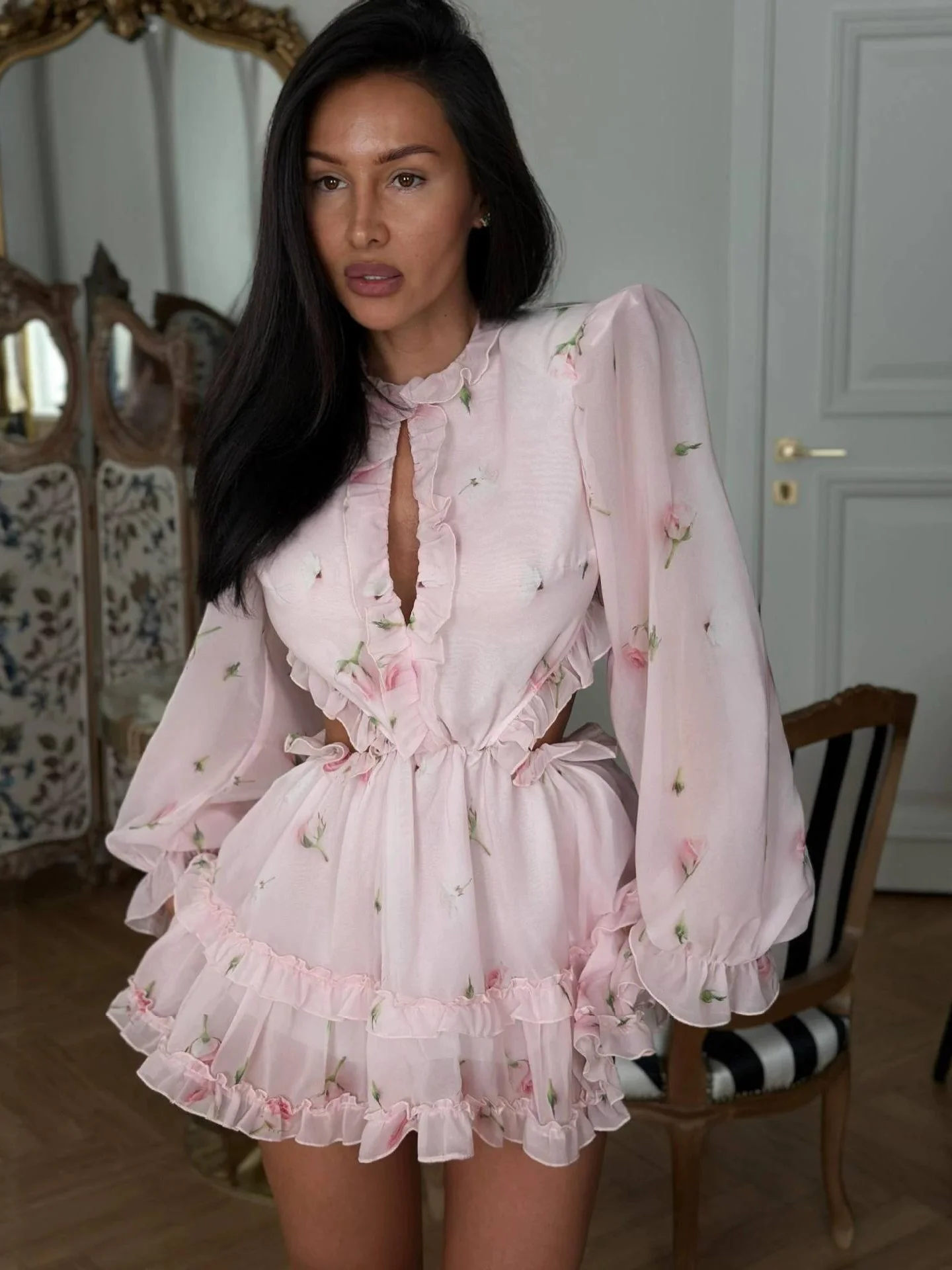 Robe mini en mousseline rose à imprimé floral pour femme, manches bouffantes, dos nu, découpes à la taille, ourlet à volants étagés, collection 2026, robe de soirée décontractée