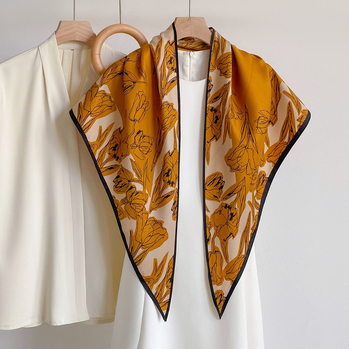 Nouveau foulard triangulaire féminin tendance en satin léger avec imprimé floral délicat, idéal pour le cou ou comme ornement de taille