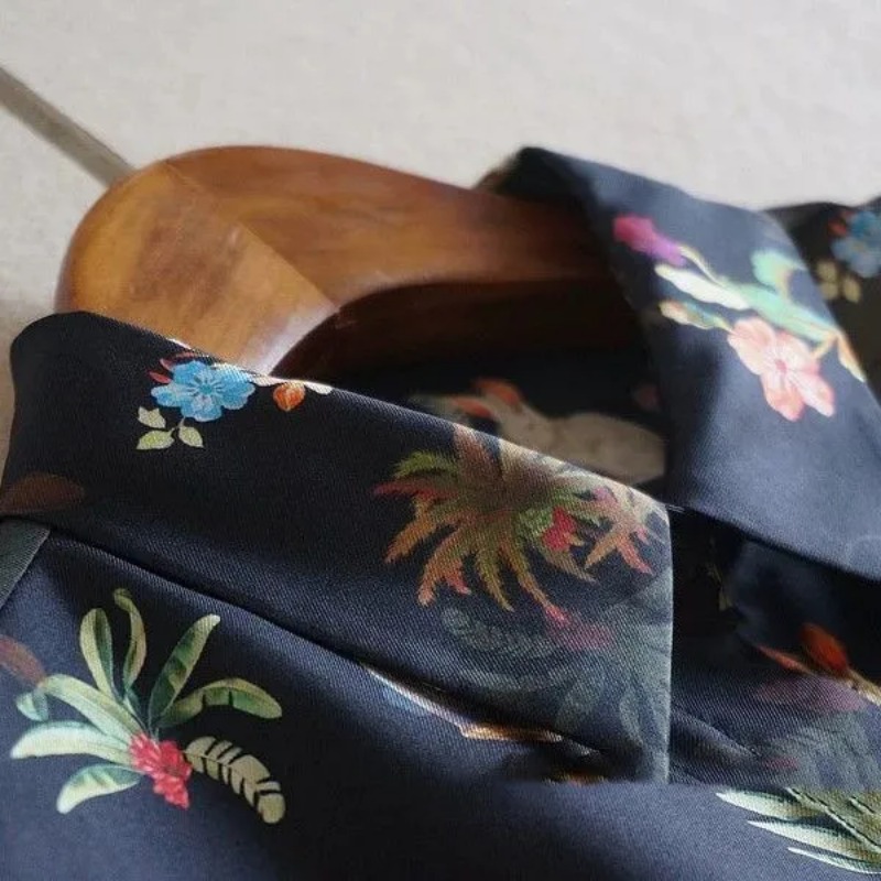 Chemise noire à manches longues boutonnée sur le devant pour femme avec haut ample et décontracté imprimé animal et floral