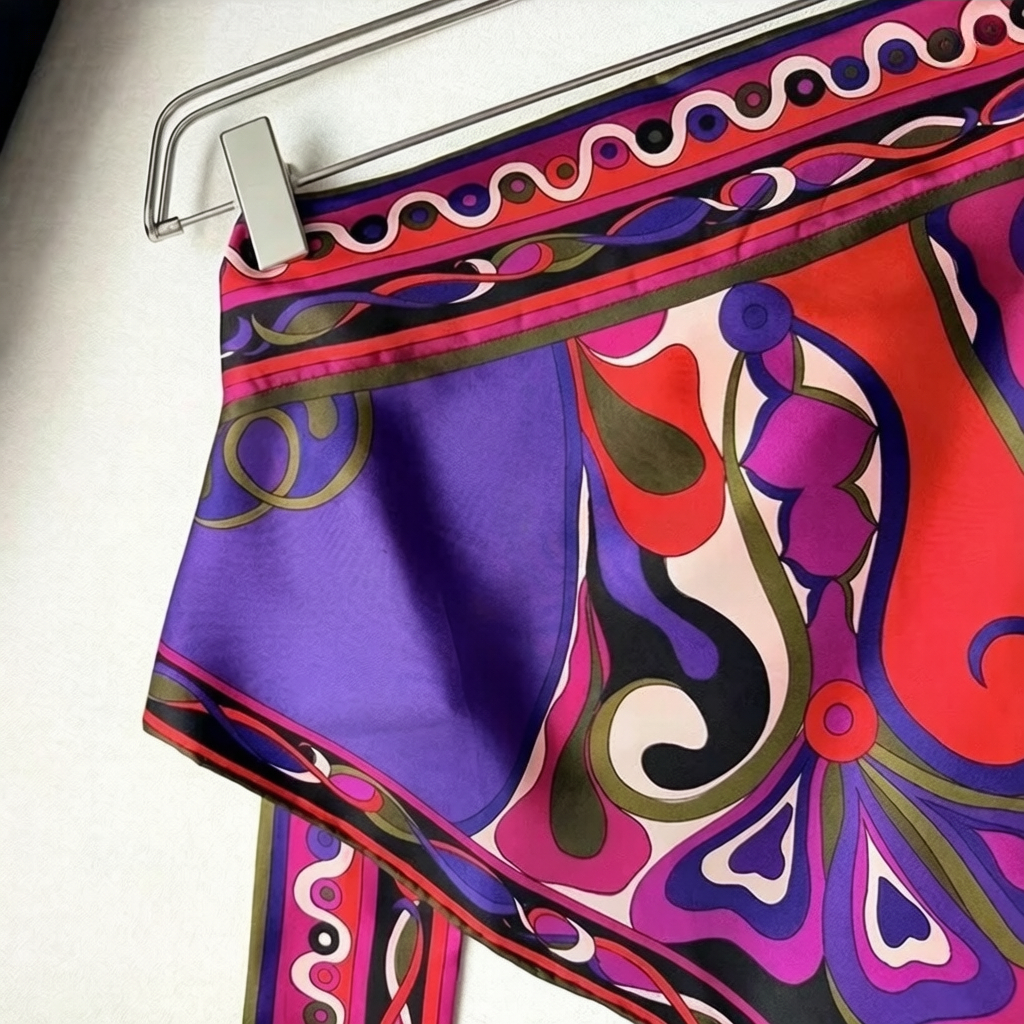 Foulard classique pour femme de couleur violette avec logo signature de créateur, accessoires vestimentaires de luxe pour femme, bandana, écharpe