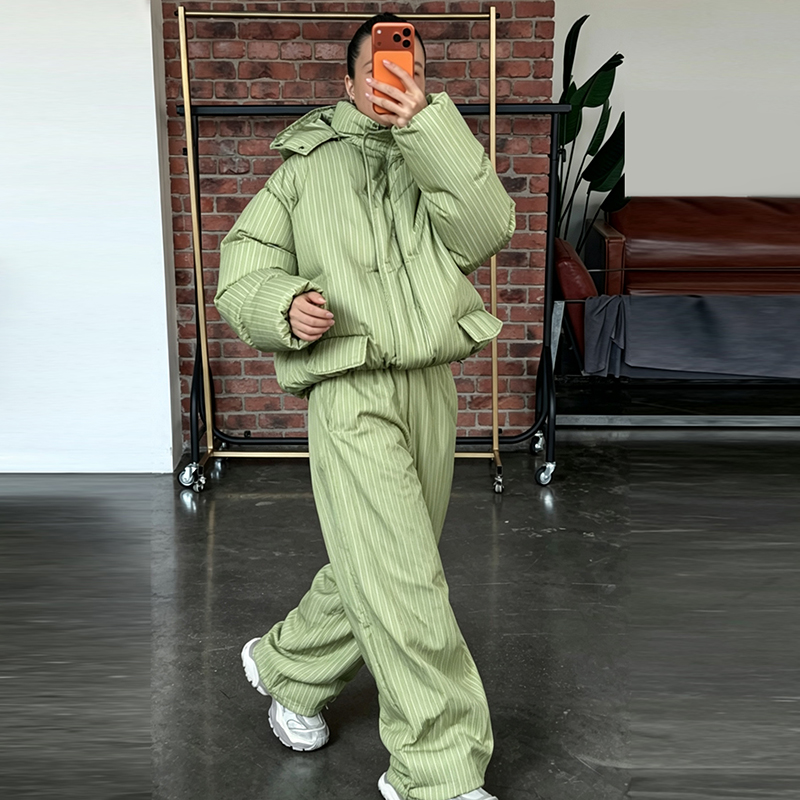 Ensemble deux pièces pour femme : Doudoune rayée à capuche amovible, manteau court et pantalon large – Collection Hiver 2026 – Manteaux décontractés