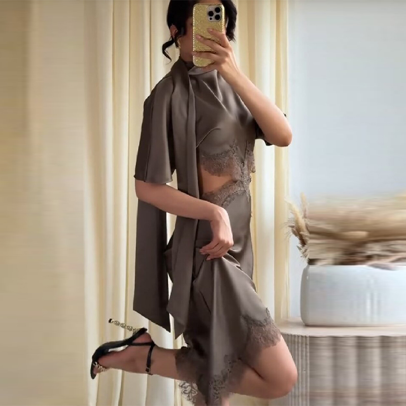 Robe Courte Élégante Marron en Dentelle Découpée pour Femme, Manches Courtes, Col Foulard, en Satin Chic – Nouvelle Collection 2026 pour Soirées et Tenues Urbaines