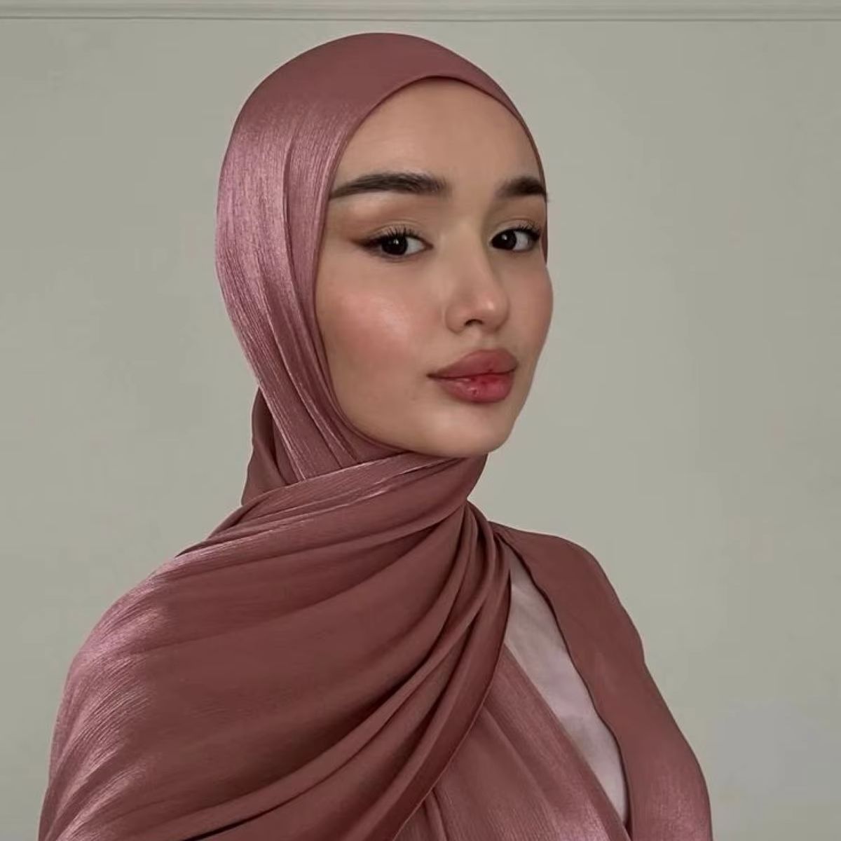 Foulard Hijab musulman brillant pour femmes, basique, solide, semblable à de la soie, élégant, scintillant, doux, châle arabe, Turban, bandeau Bandana