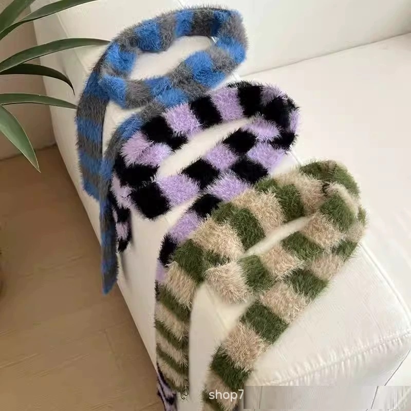 Écharpe élégante rayée noir et blanc style Y2K pour femme, collection automne-hiver, en peluche dégradée, style millénaire
