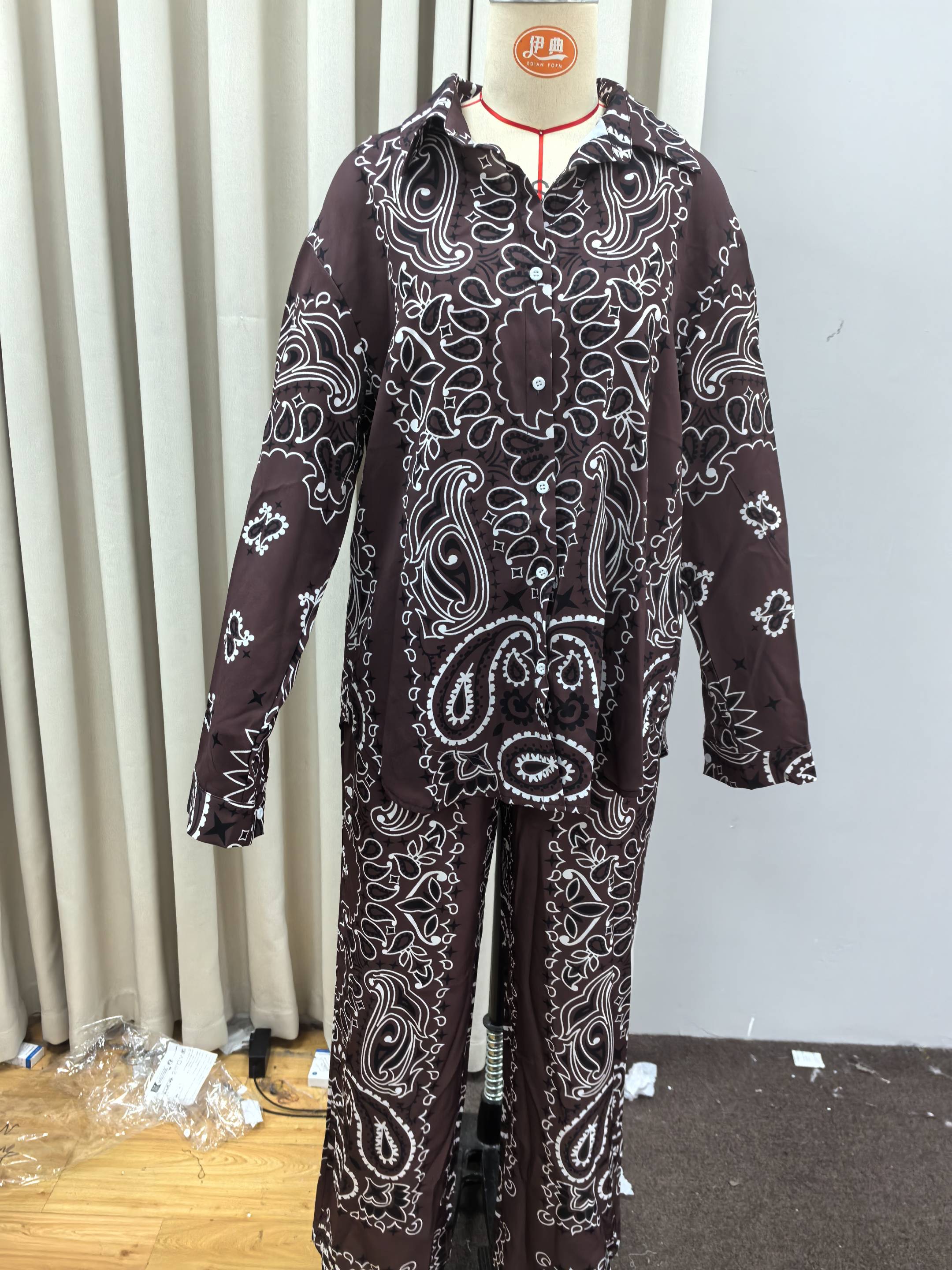 Nouvel ensemble pantalon décontracté imprimé pour femme, chic, à manches longues, col à revers, simple boutonnage, tenue quotidienne et urbaine 2026