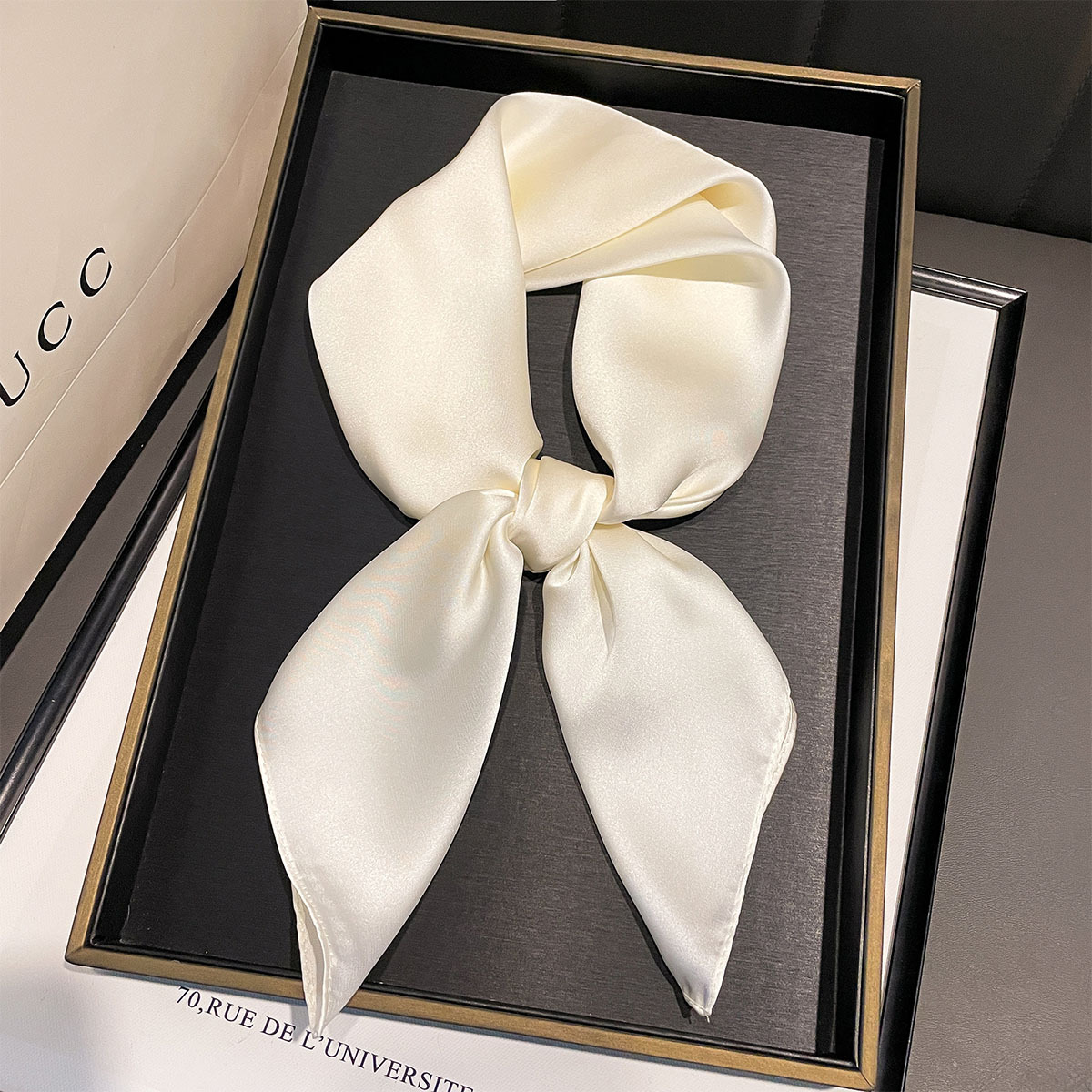 Foulard Hijab Uni 70x70cm pour Femme, Châle Carré en Satin Doux, Bandeau et Accessoire Cheveux pour Dames, Écharpe de Cou