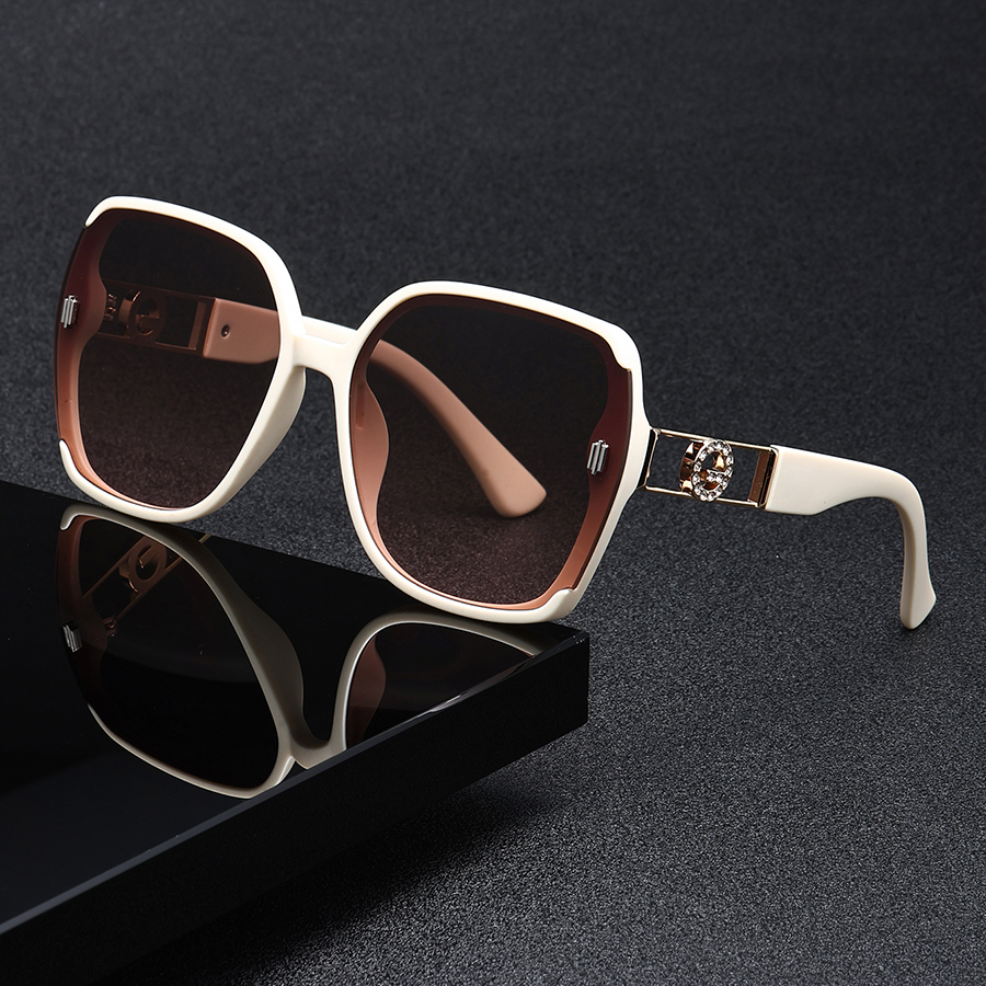 Lunettes de mode rectangulaires rétro classiques pour femmes – Montures PC à la mode et verres décoratifs, parfaites pour les fêtes, les festivals,
