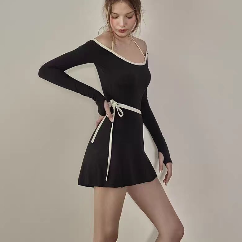 Maillot de bain une pièce amincissant à manches longues pour femme, style conservateur, élégant et tendance, idéal pour la natation.