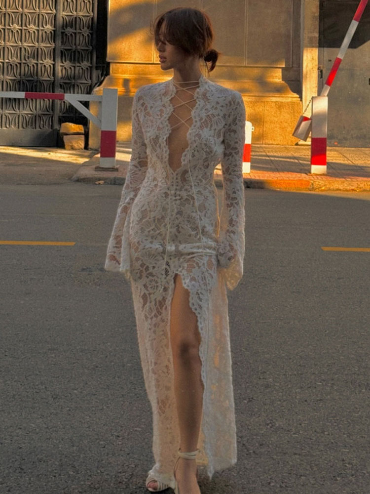 Robe longue sexy en dentelle transparente pour femme, coupe ajustée, blanche, col en V profond, à bandes, fente, manches longues, pour soirée et club, été 2025