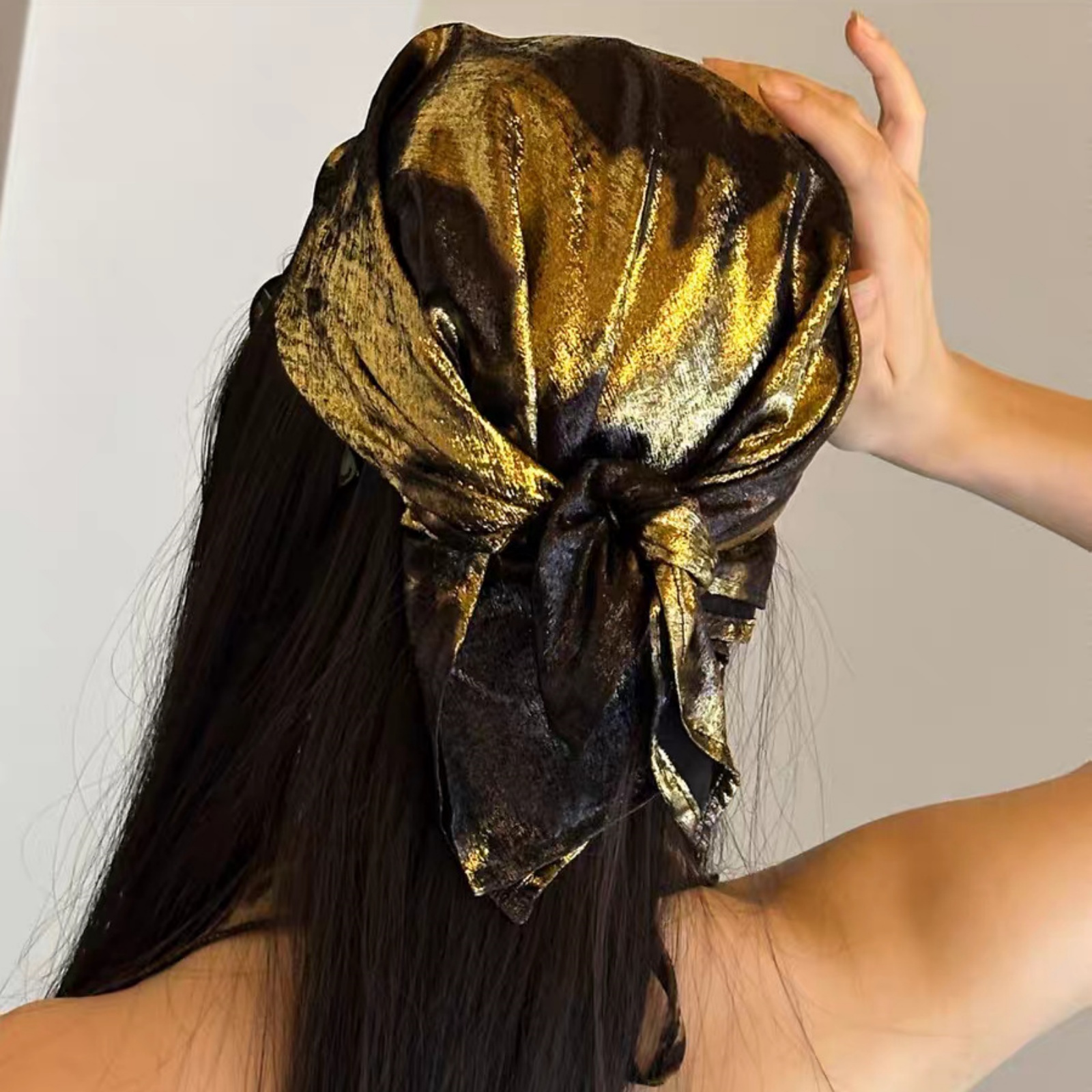 Foulard métallique doré et noir, couvre-chef Turban à nouer au dos, accessoire de cheveux élégant pour femmes, parfait pour les looks à la mode, 1 pièce