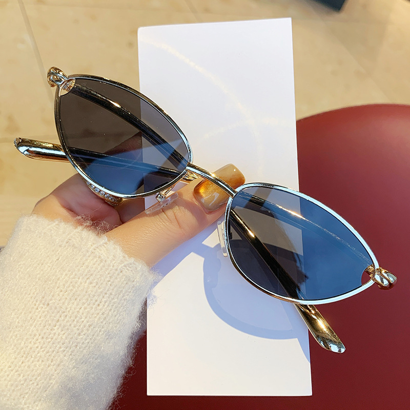 Lunettes de soleil œil de chat de luxe pour femmes, de marque, rétro, avec branches métalliques, élégantes, protection UV400, monture dorée