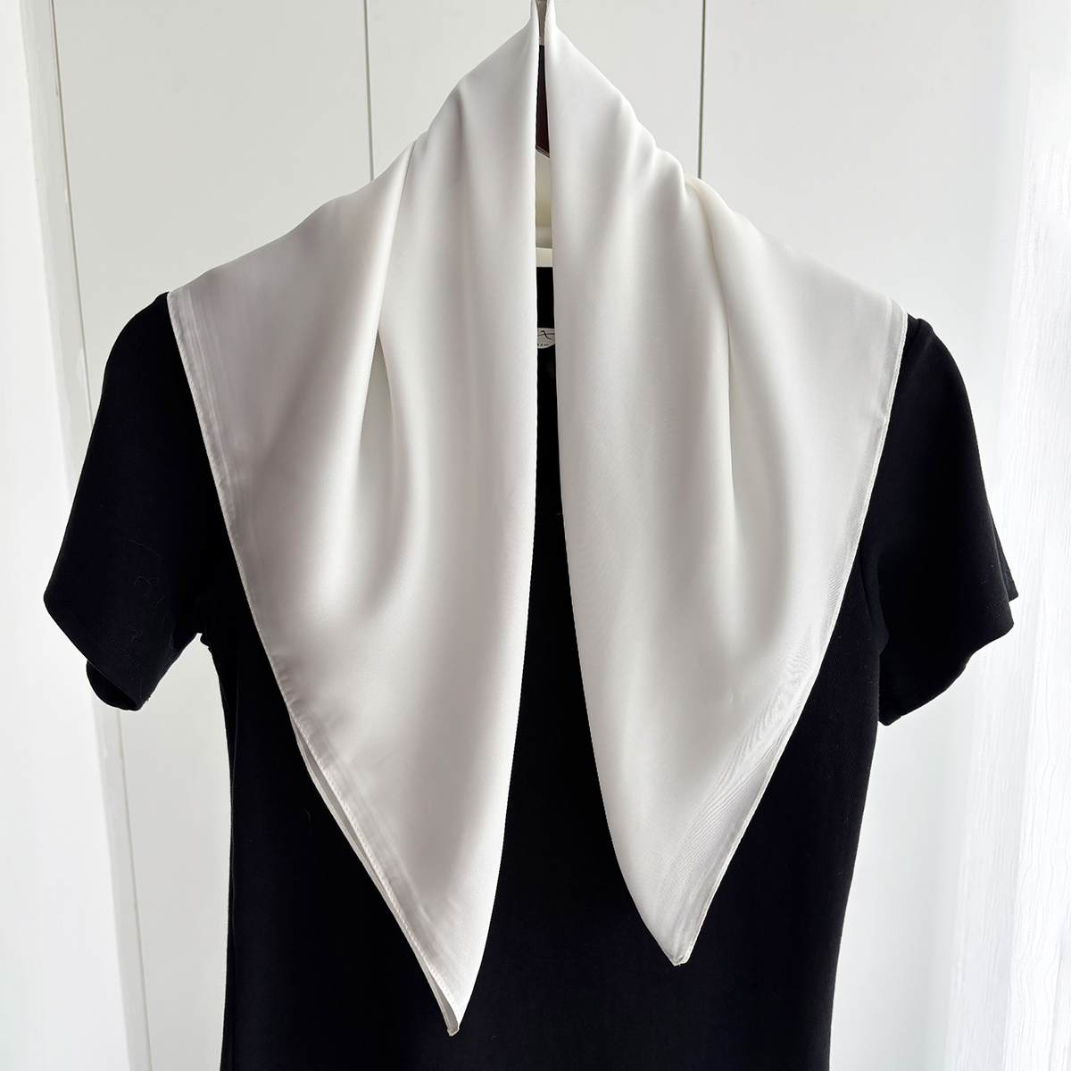 Petit foulard carré en Satin doux de 70cm, imprimé géométrique, Protection du cou, écharpe chauffe-cou polyvalente à la mode