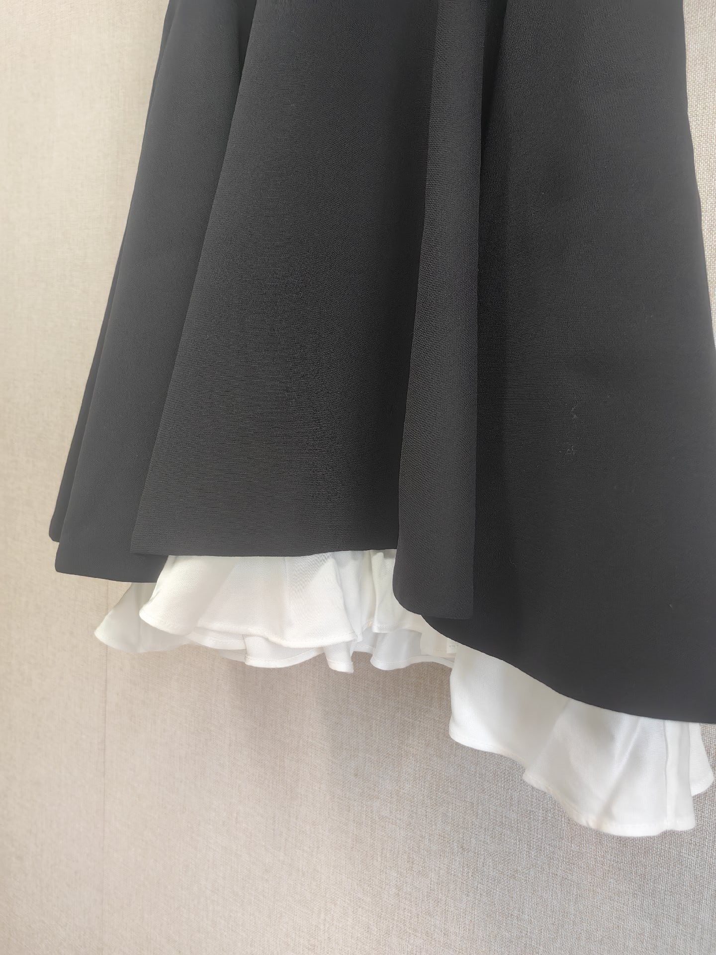 Robe plissée noire à volants pour femmes, coupe A-line, col rabattu, manches courtes, taille haute, mini robe ajustée, nouvelle collection automne.