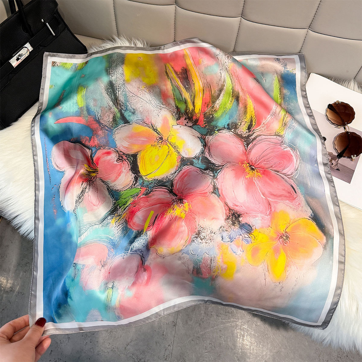 Nouvelle écharpe légère d'été à imprimé floral en fausse soie, petit foulard carré 70 cm, châle décoratif, cache-cou double usage pour femme