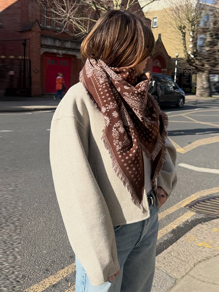 Écharpes triangulaires vintage en tricot jacquard à pompons pour femmes, élégantes et polyvalentes, bandana féminin, accessoires chics pour femme automne-hiver 2026.