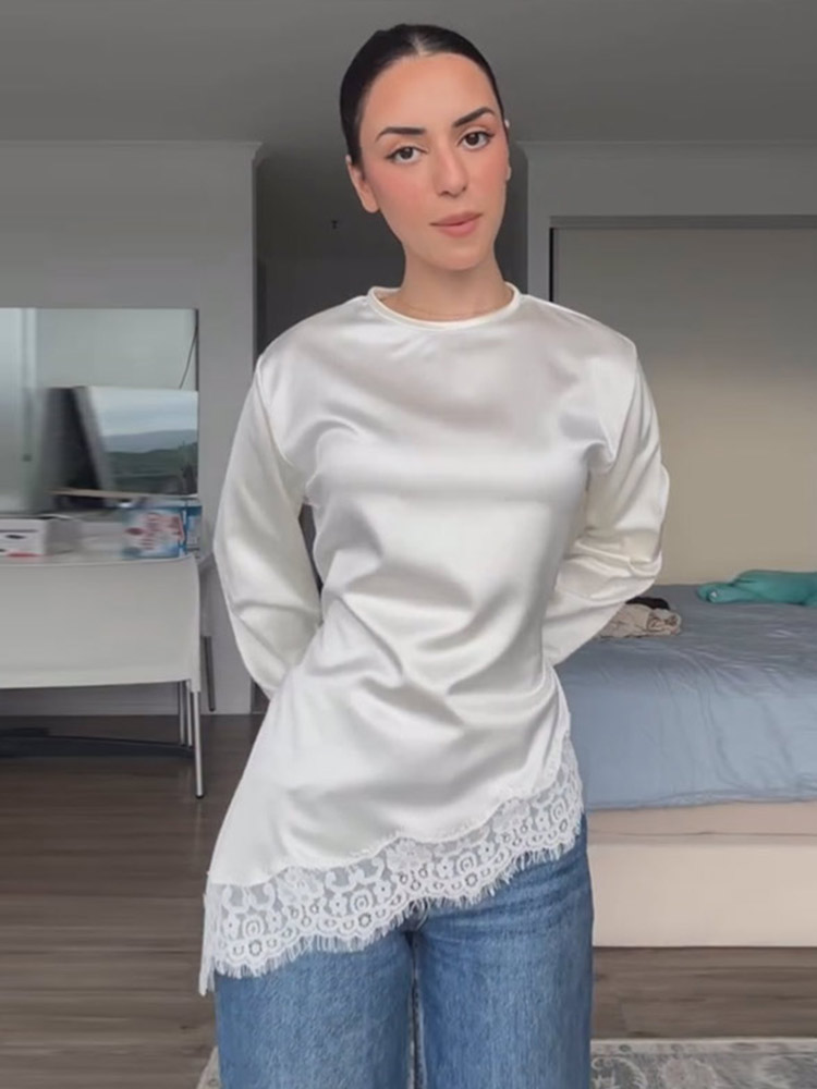 Hauts élégants en satin pour femmes, chemisiers plissés à col rond et manches longues avec patchwork de dentelle et ourlet asymétrique, collection Printemps-Été 2026