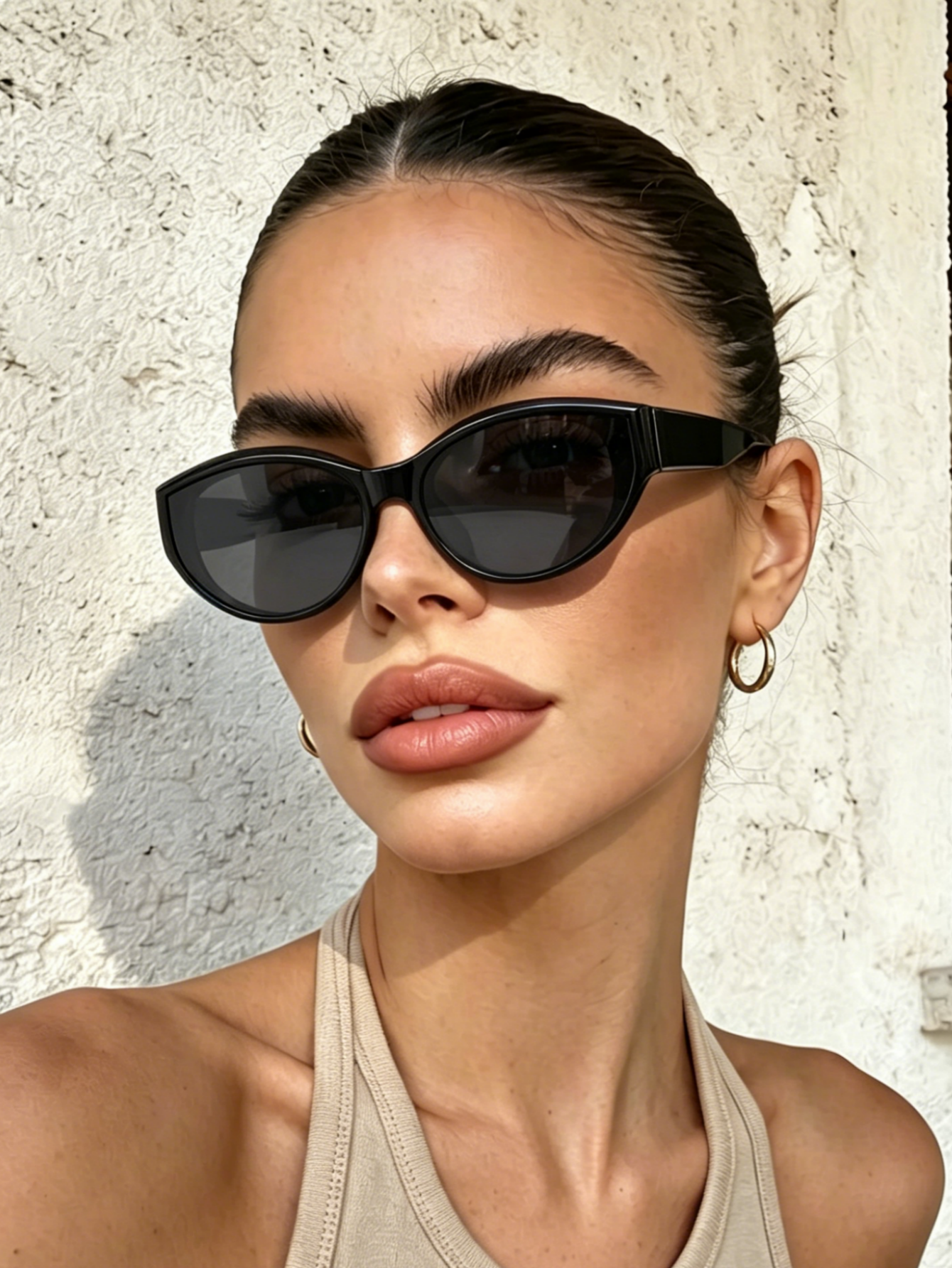 Lunettes de soleil asymétriques minimalistes de couleur unie, adaptées à un usage quotidien en extérieur, polyvalentes et élégantes