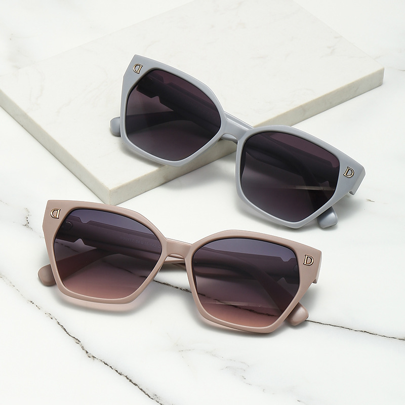 Nouvelle tendance lunettes de soleil œil de chat pour hommes et femmes personnalité senior mode miroir nouveau carré rétro lettre D haut sens conduite