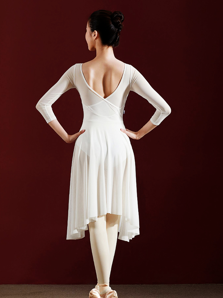 La robe une pièce de ballet chinois est éthérée et gracieuse, présentant une danse d'une pratique pour adultes dans une robe en gaze