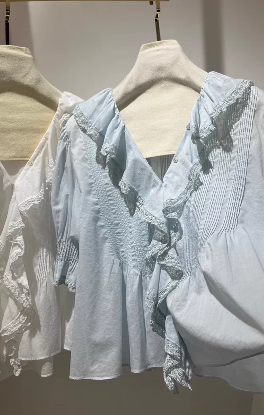Chemisier décontracté pour femme en dentelle patchwork 100% coton, à volants, col en V, manches bouffantes, simple boutonnage, style campagne française, pour l'été