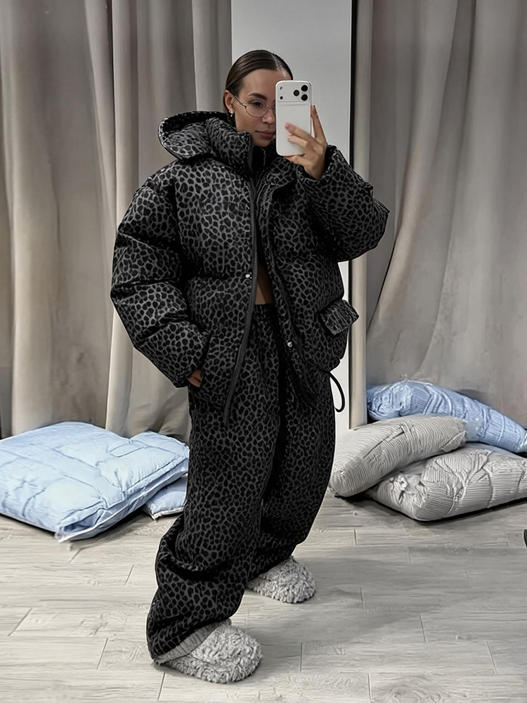 Ensemble 2 pièces pour femmes à imprimé léopard : manteau matelassé à capuche et pantalon à jambes larges, ensemble ample et chaud pour l'hiver, tenue assortie pour femmes.