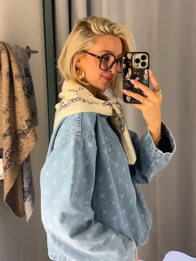 Écharpe tricotée imprimée tendance pour femme, forme triangulaire, douce, respirante, couvre-cou décoratif chic, nouvelle collection automne 2026, pour un usage quotidien.