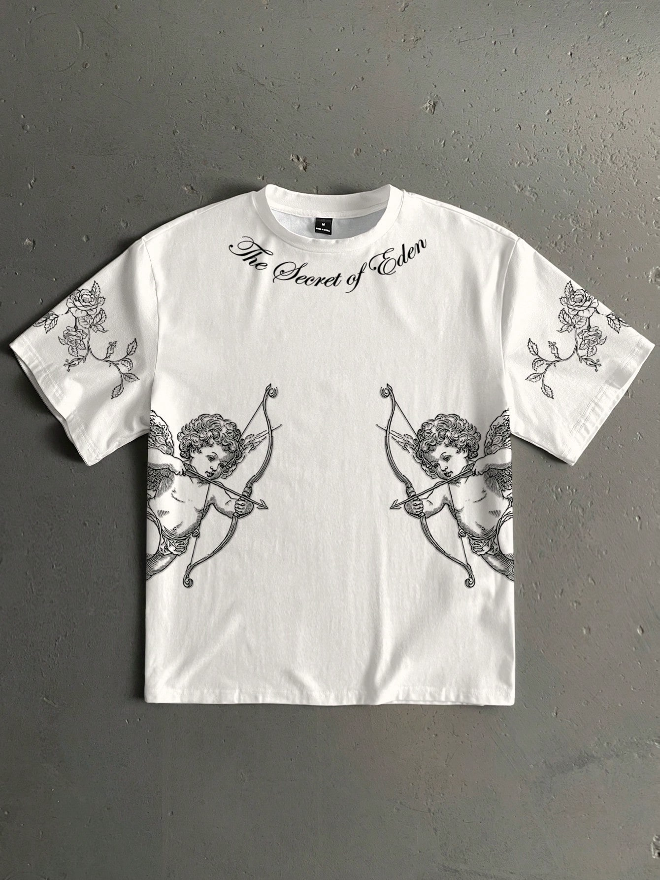 Imprimé tendance en écriture anglaise cursive pour hommes, coupe classique : Vierge Marie avec des mains affectueuses et la croix, imprimé tendance