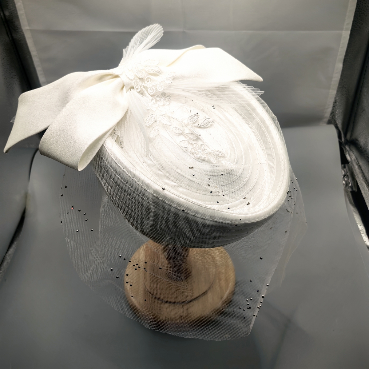 Chapeau blanc élégant pour Banquet de mariée, avec nœud supérieur, pour fête de thé, voile en dentelle, pilulier, casquette pour femmes, célébrité