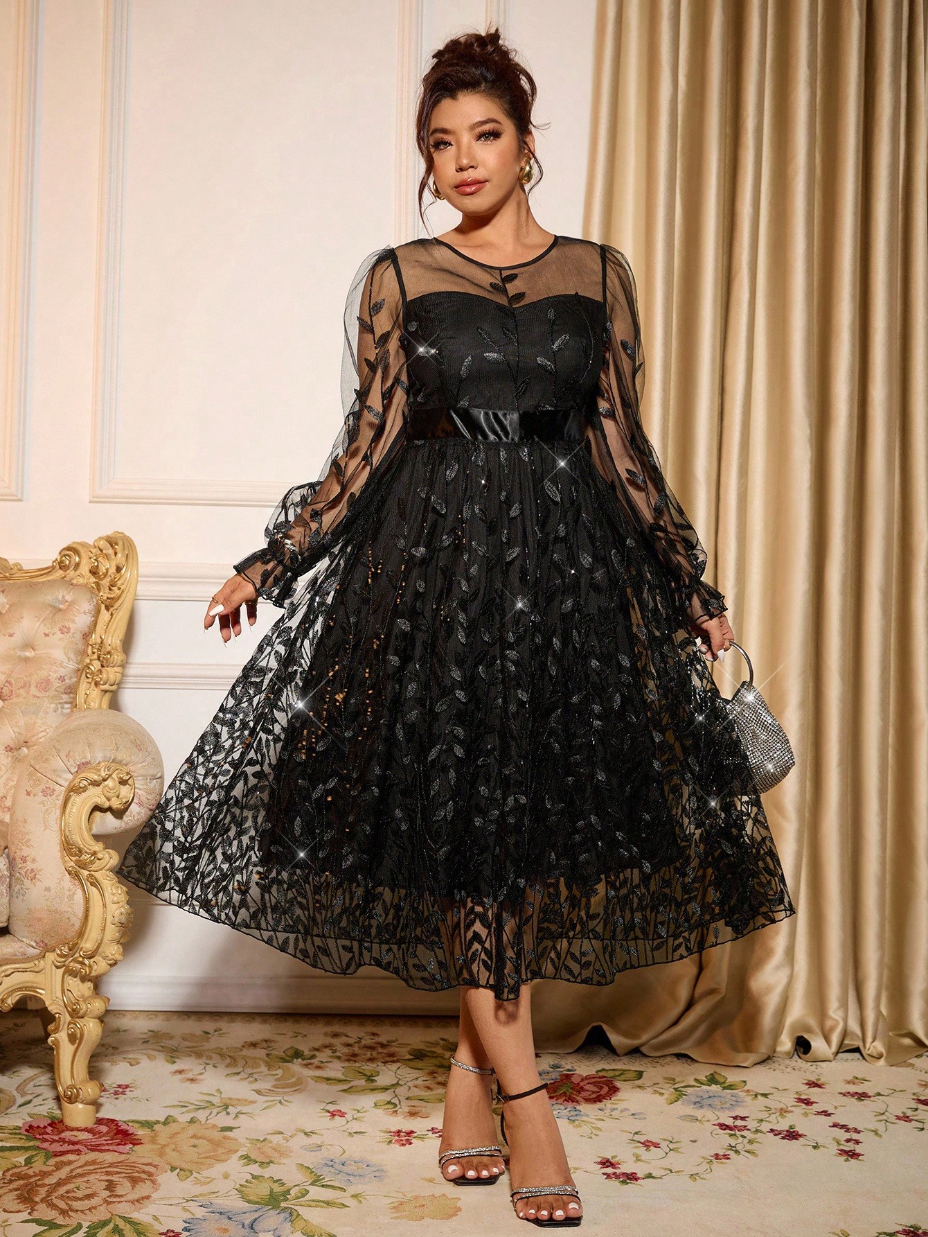 Robe de soirée sophistiquée avec manches transparentes et détails scintillants pour les galas