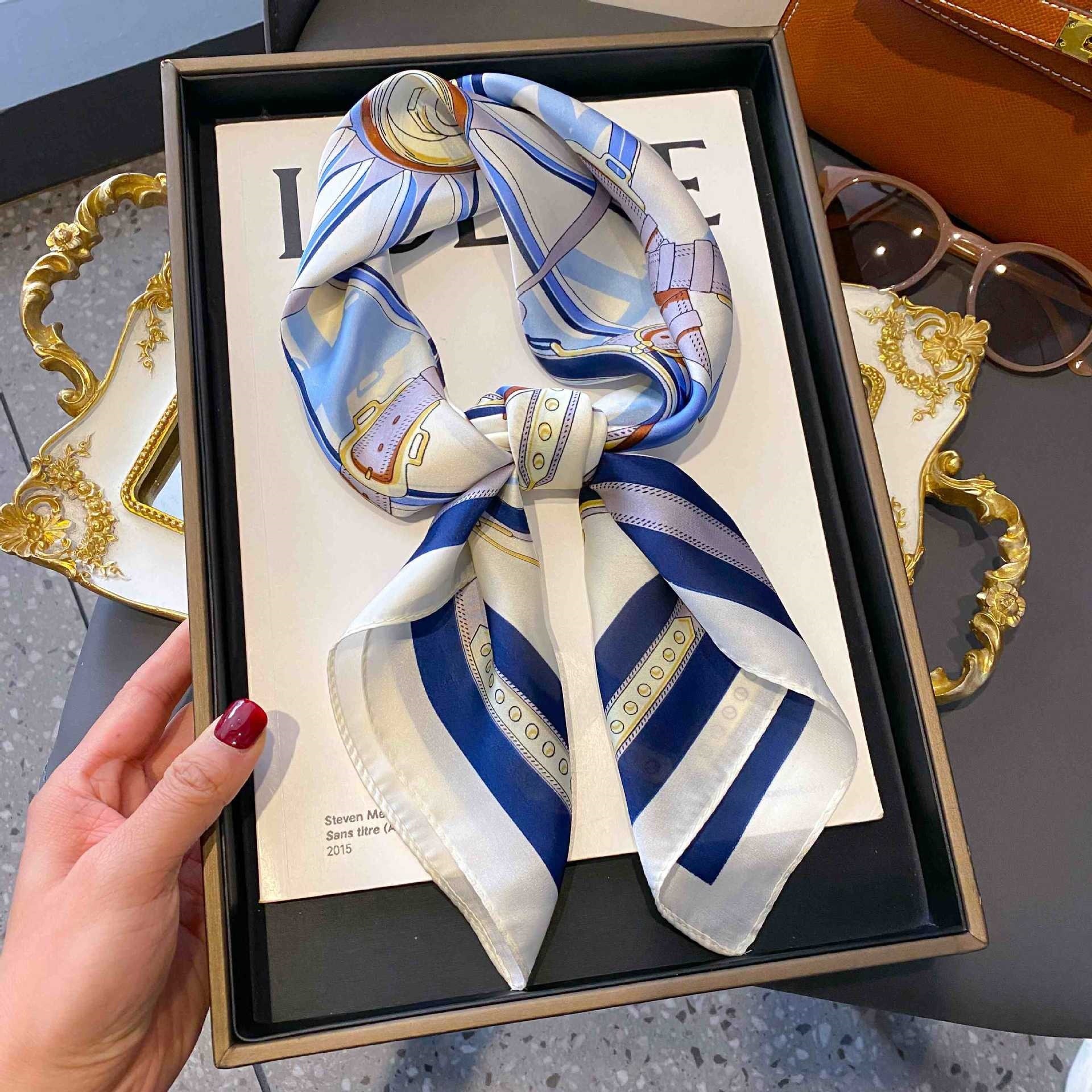 Nouveau foulard carré de 70 cm en imitation soie, imprimé cheval, protection solaire, polyvalent, décoratif, pour femme