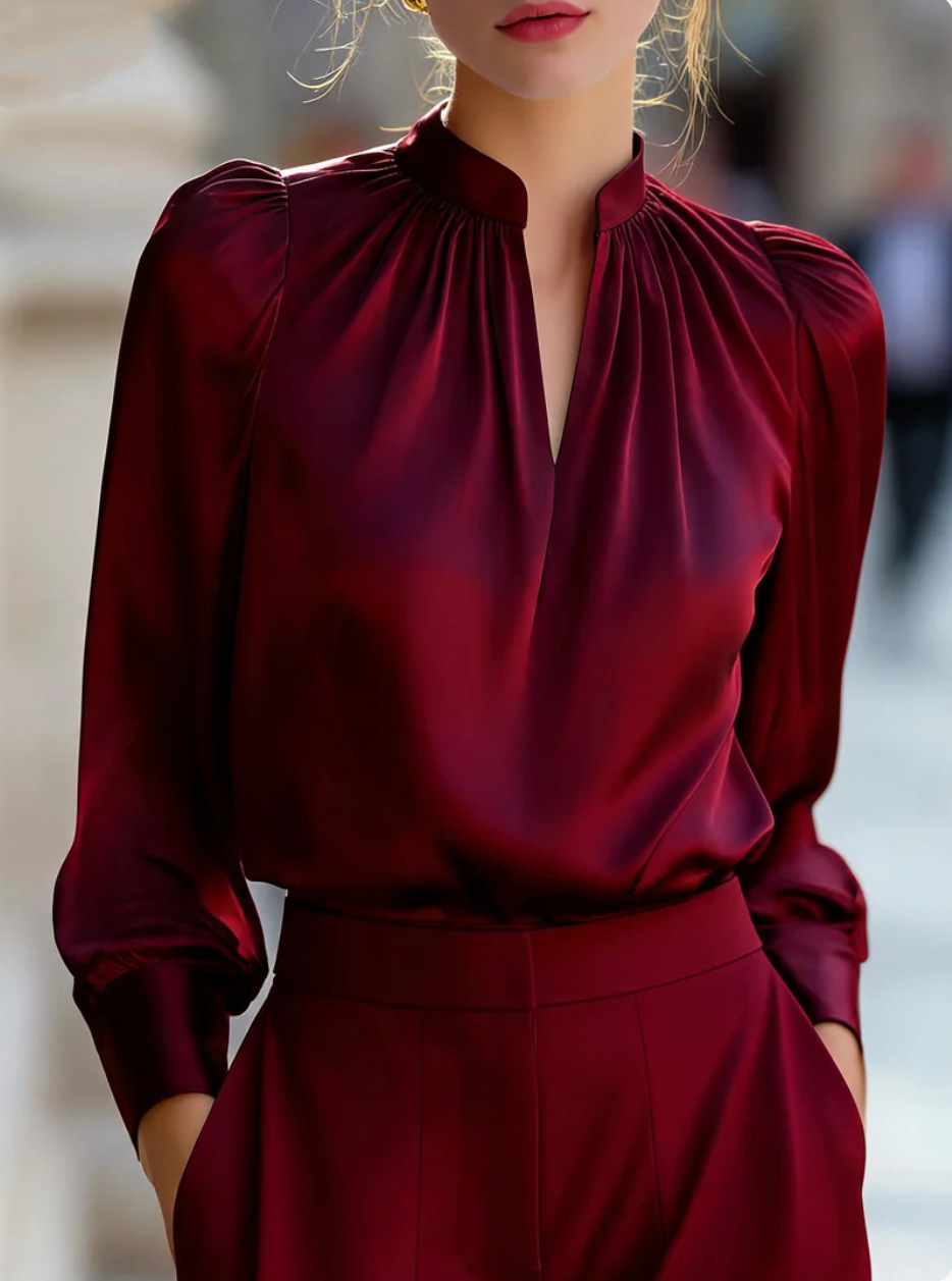 Chemise formelle en satin pour femmes, col mandarin, décolleté en V, détails plissés, manches longues, poignets droits, coupe ample, chemisier de travail.