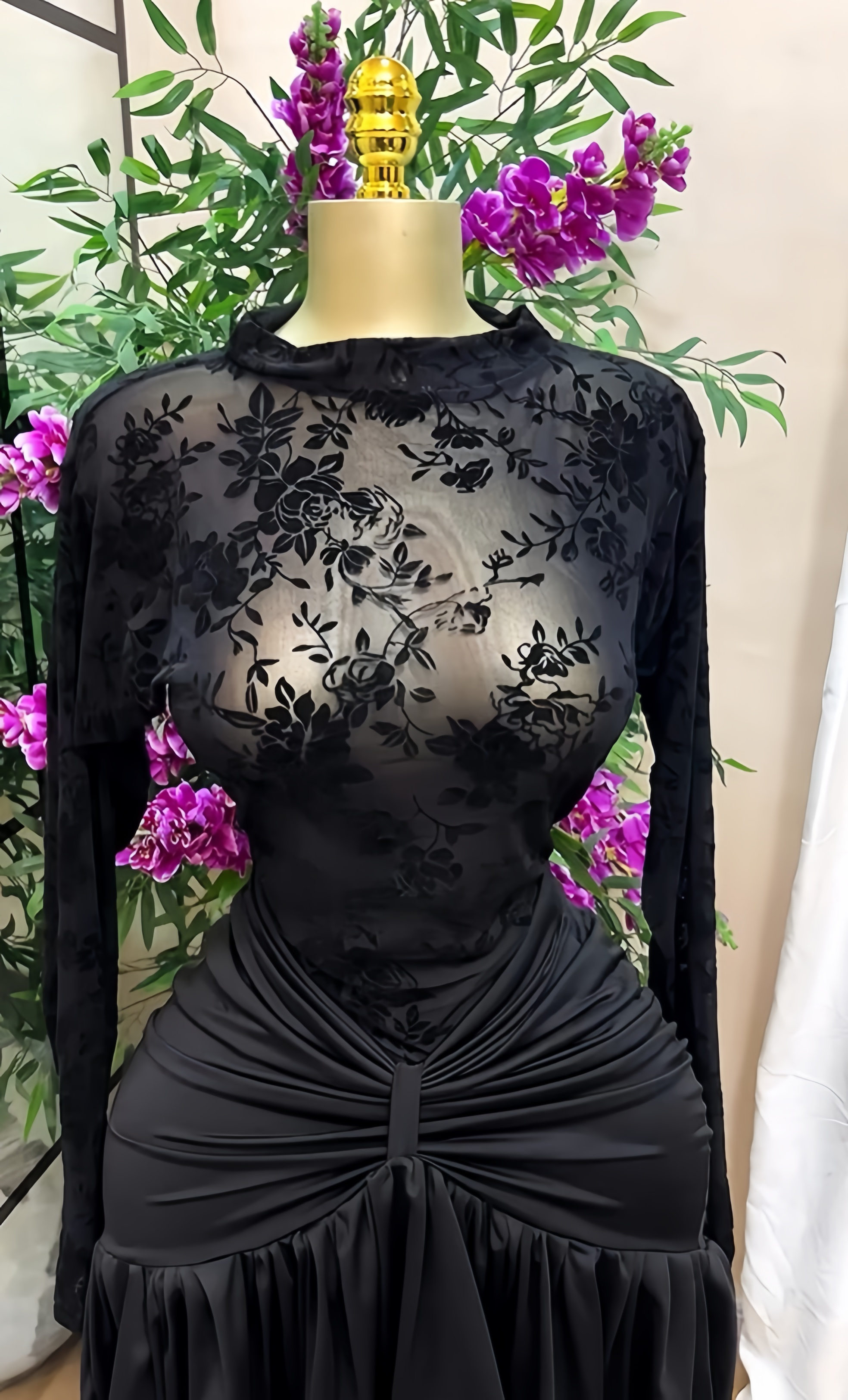 CM.YAYA Robe de soirée moulante mini pour femme, noire, en velours et maille florale, à manches longues, col montant, taille froncée, volants et ourlet asymétrique