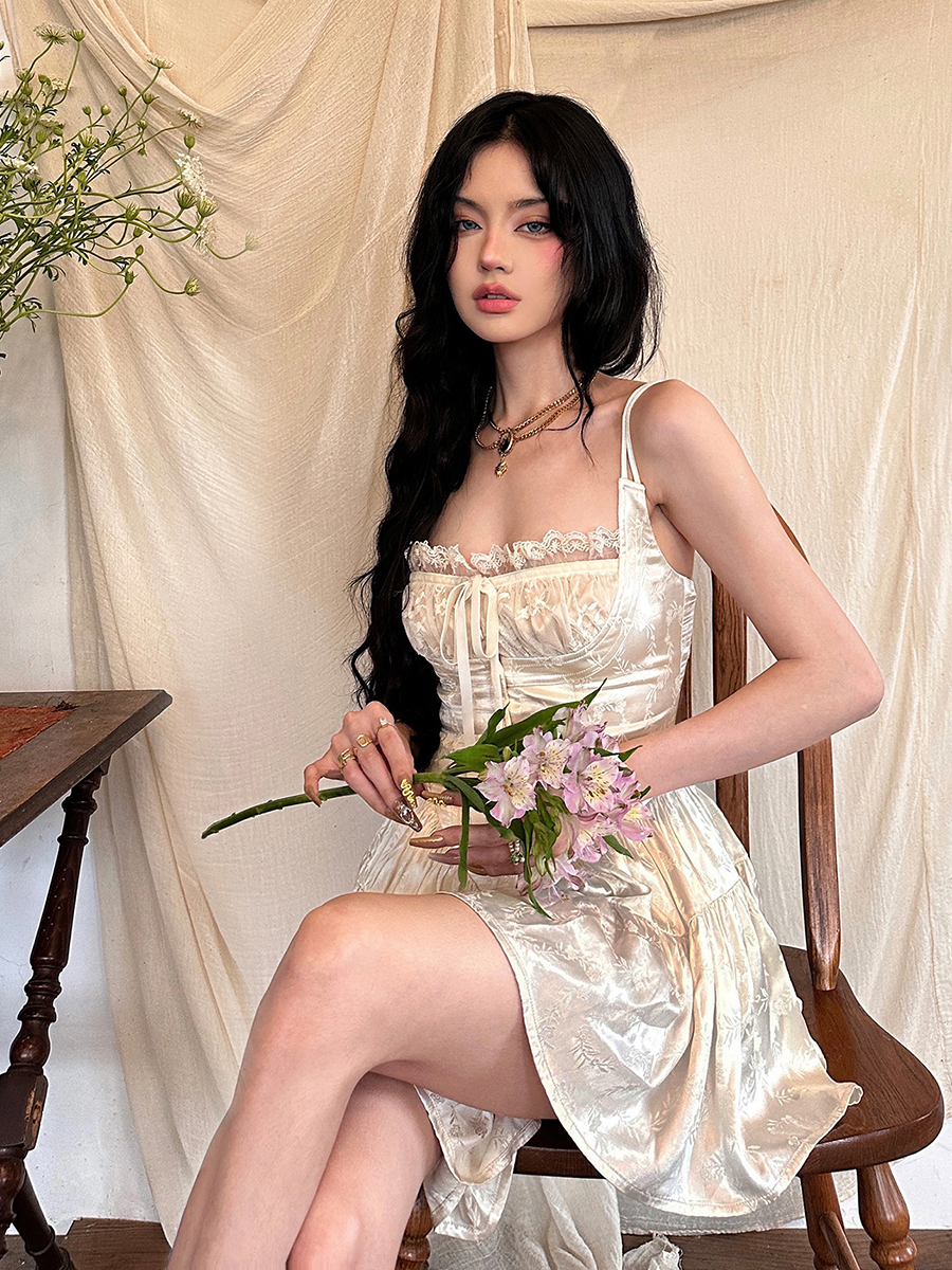 REDDACHiC Mini-robe rétro médiévale en satin et short en dentelle, combinaison-camisole corset fleuri style coquette, pour rendez-vous, soirée, été, vêtements pour femmes
