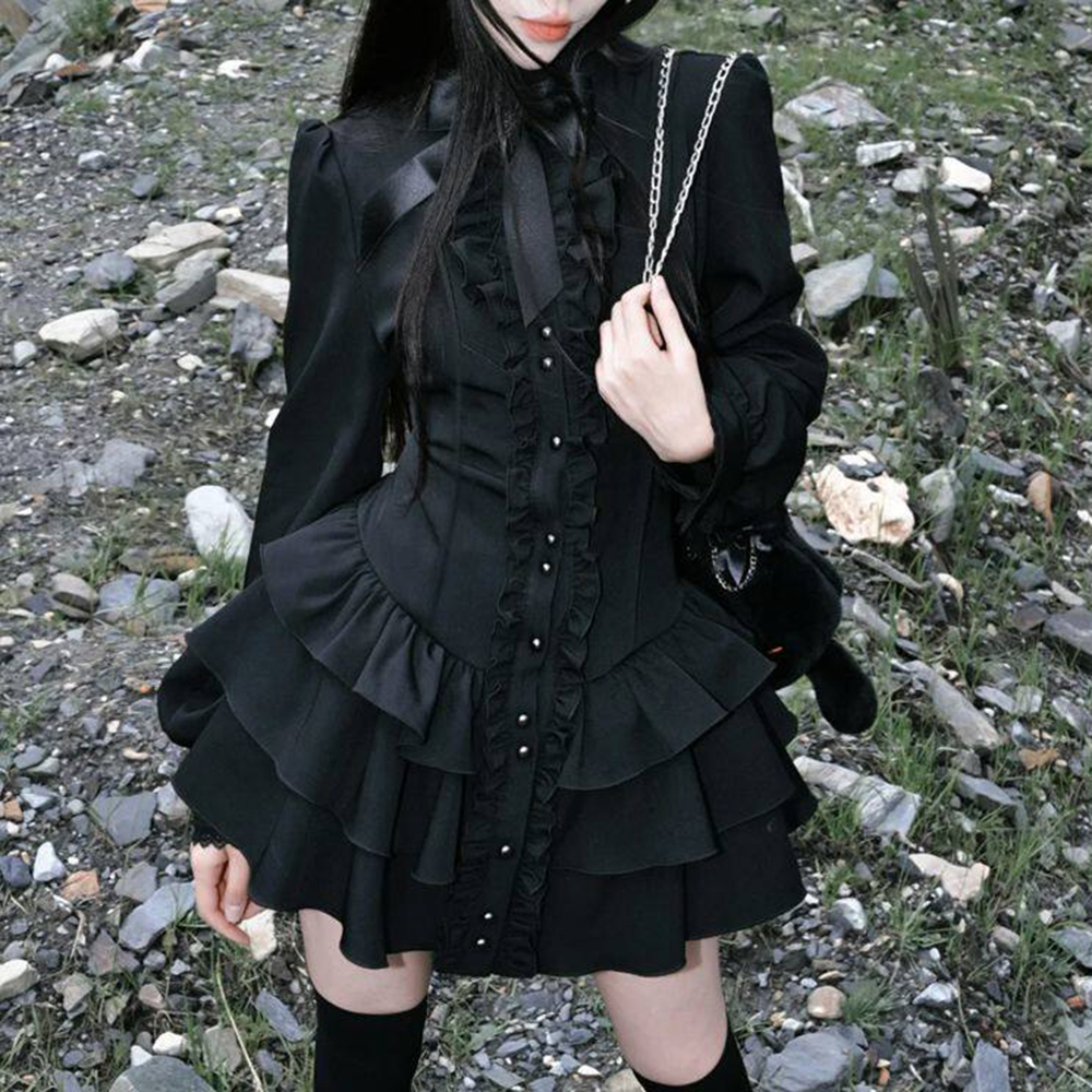 Robe noire Qiao Diablo gothique à manches longues avec nœud, taille cintrée, et jupe courte à volants effet champignon et superposés