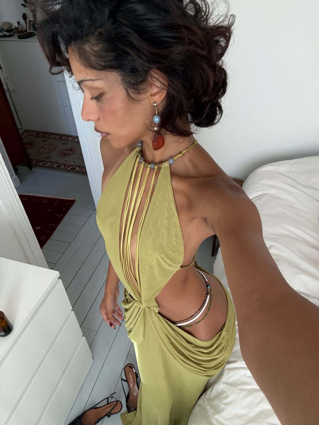 Robe longue bohème à col halter perlée pour femme, tenue de soirée élégante avec découpes, vêtement de plage luxueux drapé et froncé pour femme