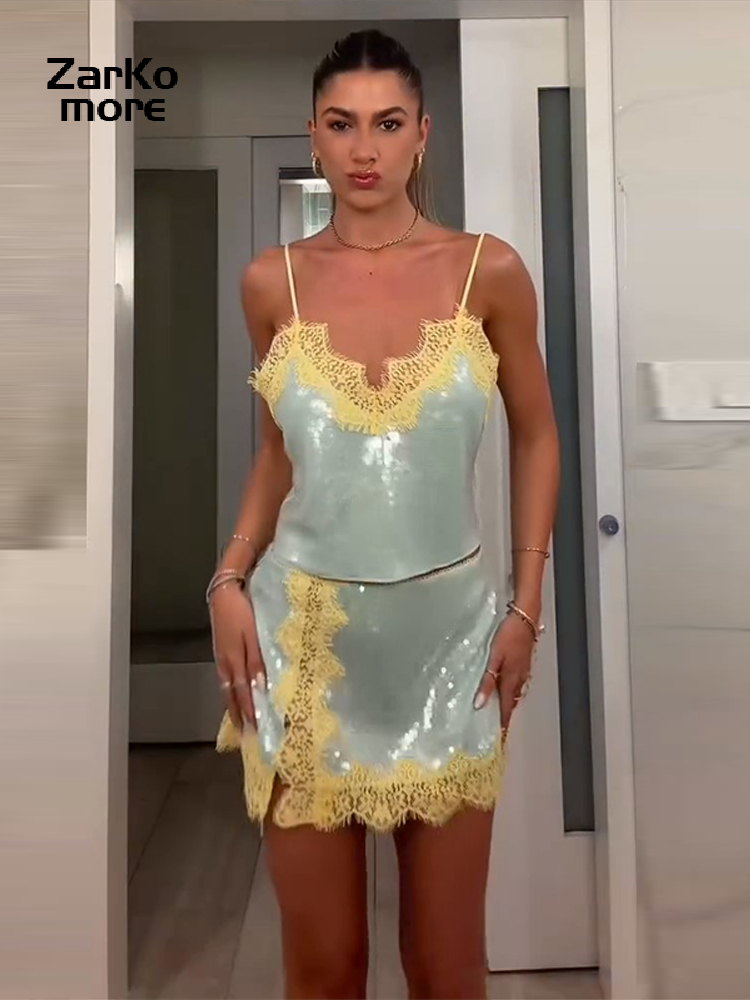 Ensembles sexy pour femmes avec jupe en dentelle et sequins, hauts courts à bretelles dos nu col en V et mini-jupe évasée, pour l'été 2026, tenues de plage et de soirée