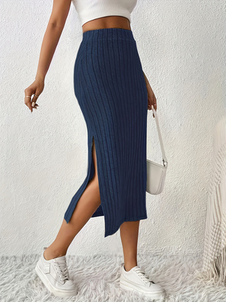 Une jupe fendue décontractée bleu marine pour femme est élégante, tendance, inégalée, simple, unique et raffinée