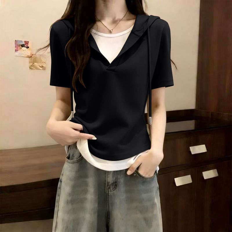 Nouveau T-shirt coréen d'été pour femme à capuche et manches courtes contrastantes, haut décontracté respirant à col en V, effet faux deux-pièces de haute qualité