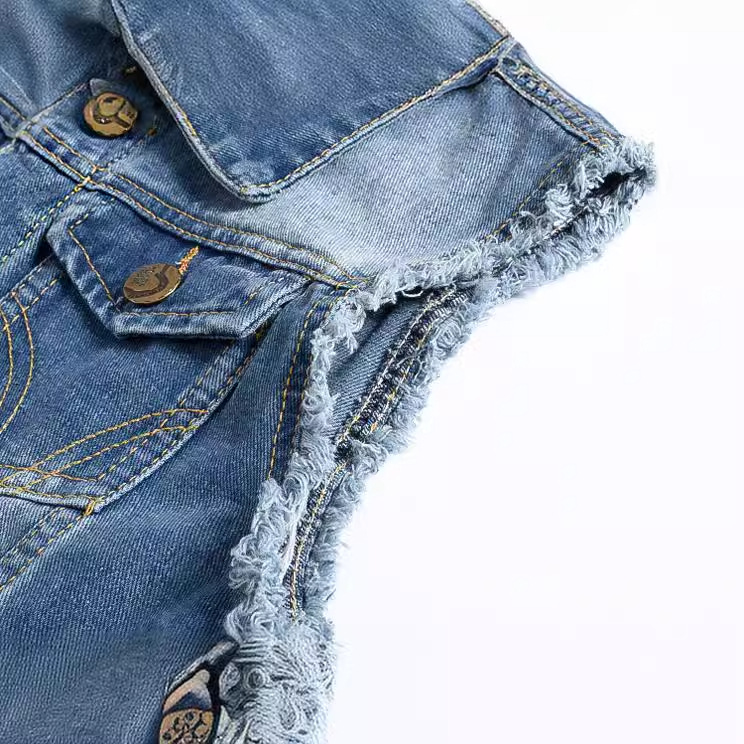 Vêtements tendance pour hommes motards : veste en jean bleu clair, haut de style blazer, veste en jean trouée, chemise façon veste en jean.