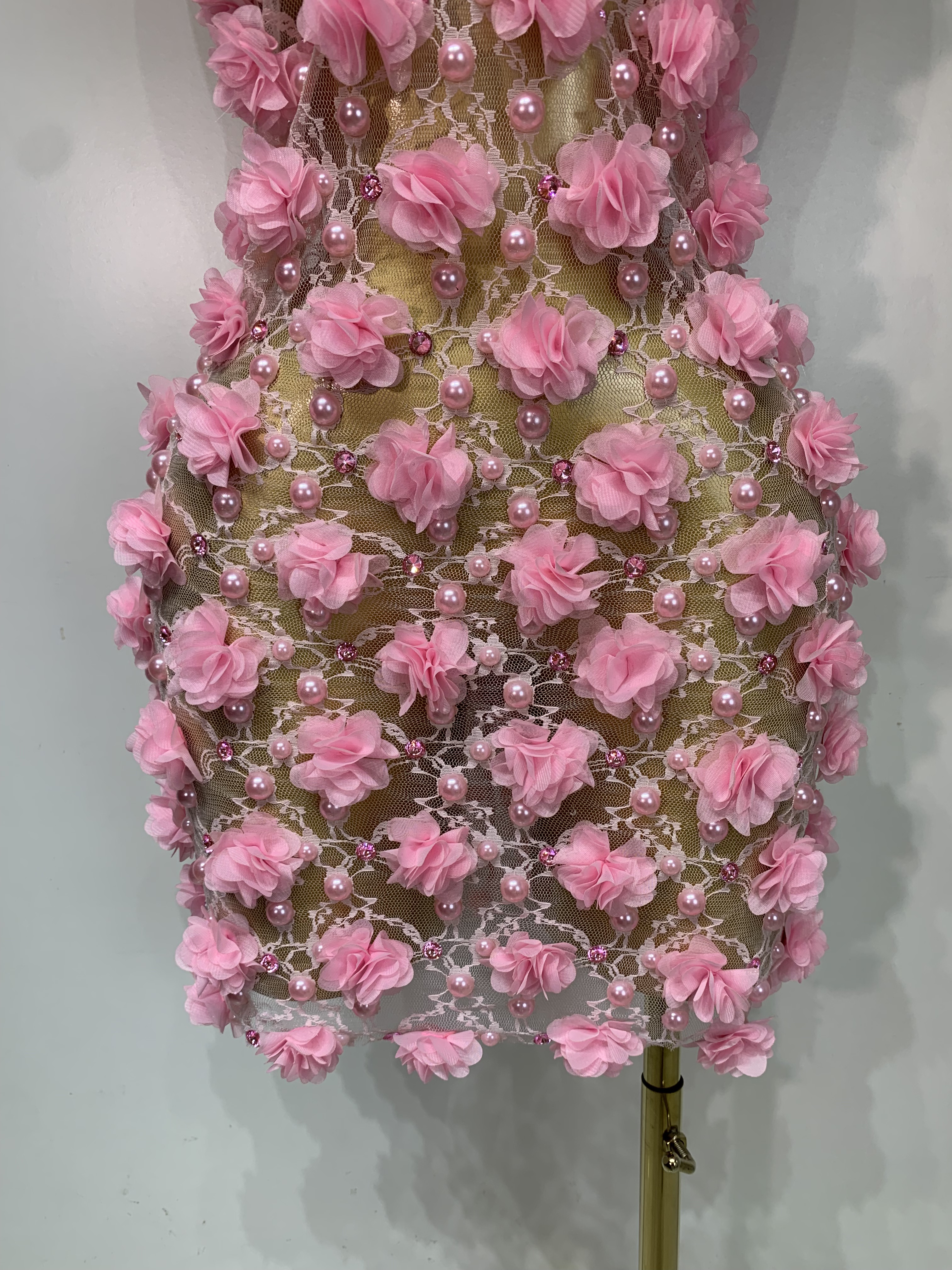 Robe moulante mini transparente en dentelle rose de luxe avec fleurs et perles pour femme, idéale pour séance photo d'anniversaire, soirée, boîte de nuit ou costume de scène