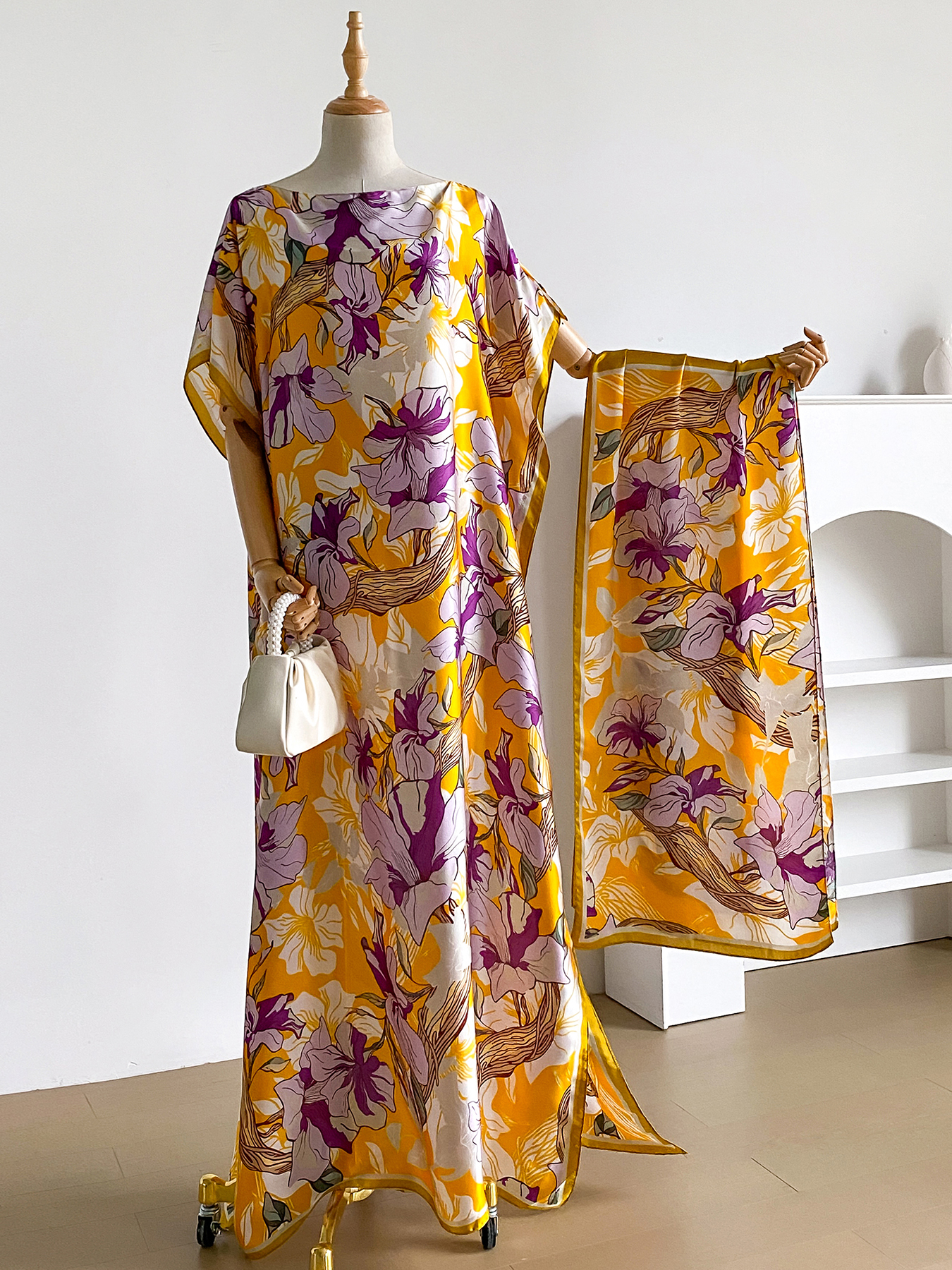 Ensemble abaya et foulard en satin à imprimé floral magnolia vibrant, kaftan ample à manches chauve-souris pour femmes musulmanes, idéal pour les vacances d'été à la plage