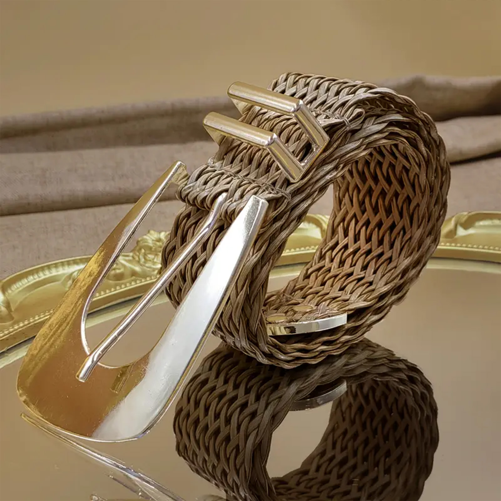 Ceinture décontractée en métal classique tissée en or avec boucle en métal irrégulière pour-up avec robe en jean