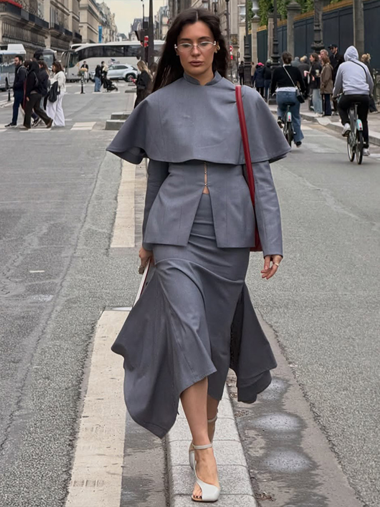 Ensemble tailleur chic gris pour femme : veste à manches longues et col montant cintrée, jupe midi moulante à col rond, tenue de bureau élégante