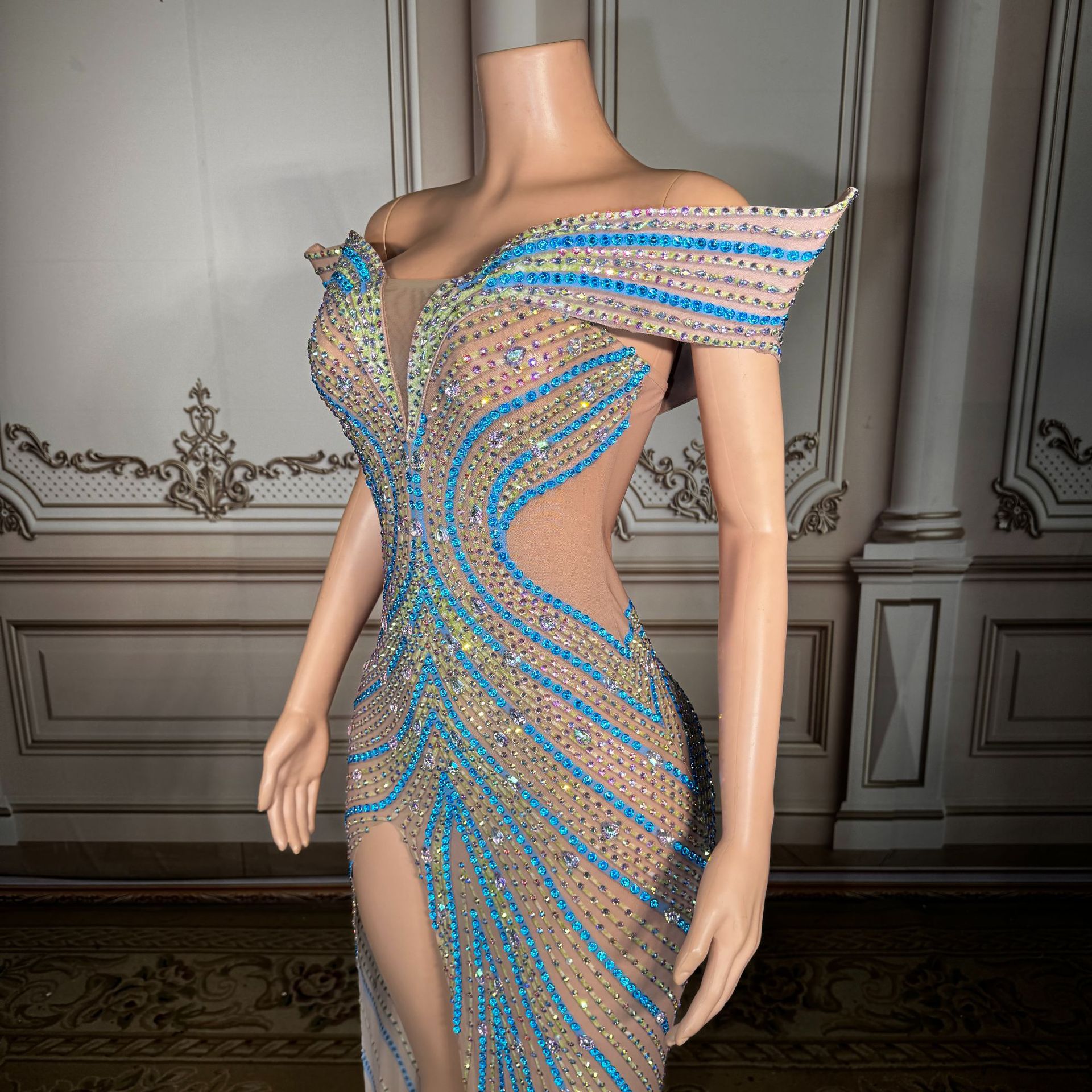 Robe de soirée asymétrique de luxe, coupe trapèze, avec fente, style long ajusté, idéale pour les mariages et les réceptions.