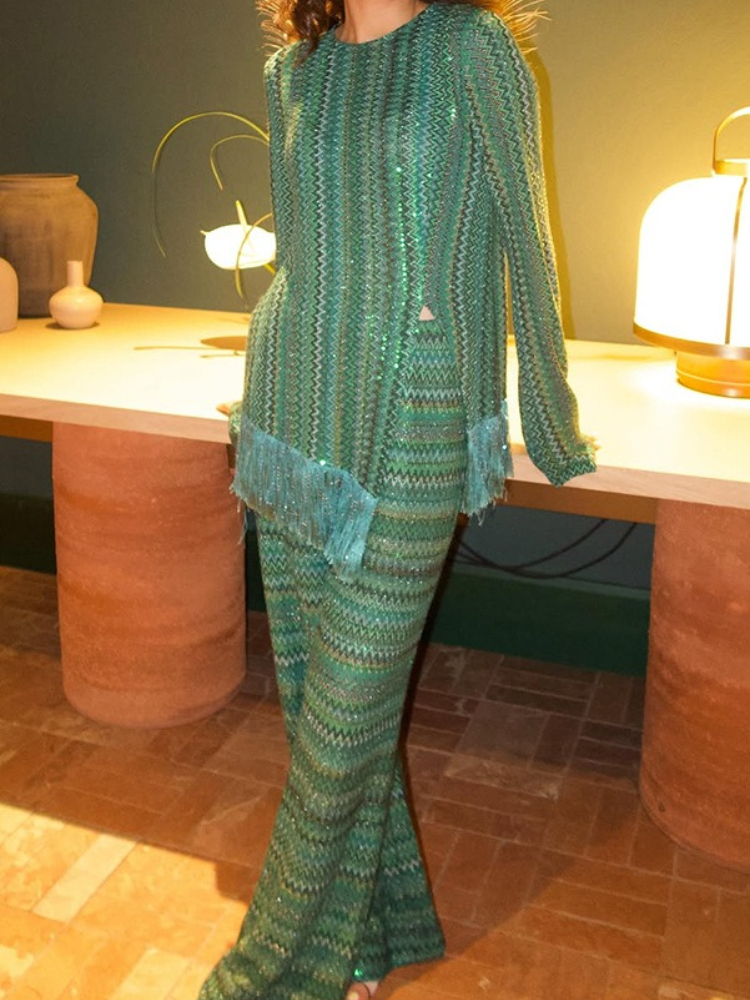 Ensemble deux pièces élégant pour femme avec haut à manches longues à franges et pantalon fendu, style décontracté et confortable pour la maison