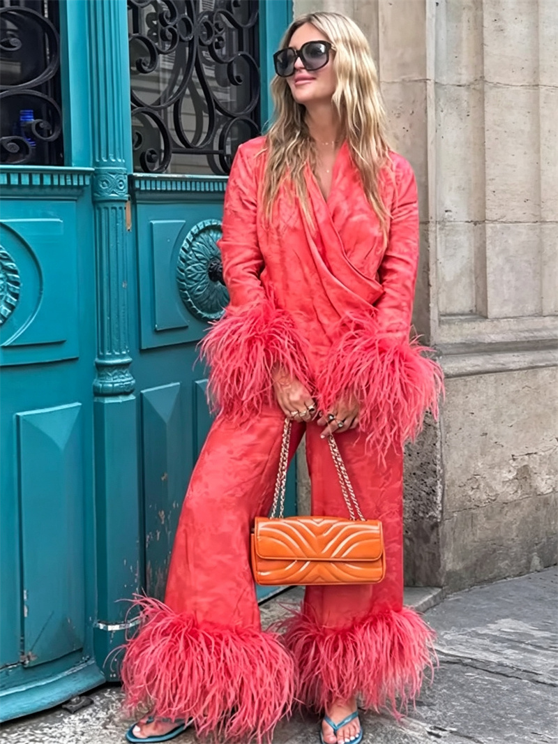 Ensemble deux pièces pour femme en satin jacquard rouge, haut à manches longues à col en V drapé avec franges en plumes, pantalon évasé court, ensemble de soirée
