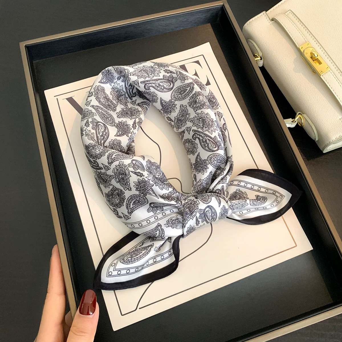 Foulard 100% Soie Bandana Carré Femme Écharpe de Printemps Mode Luxe Haute Qualité Bandeau Hijab Châles 2026