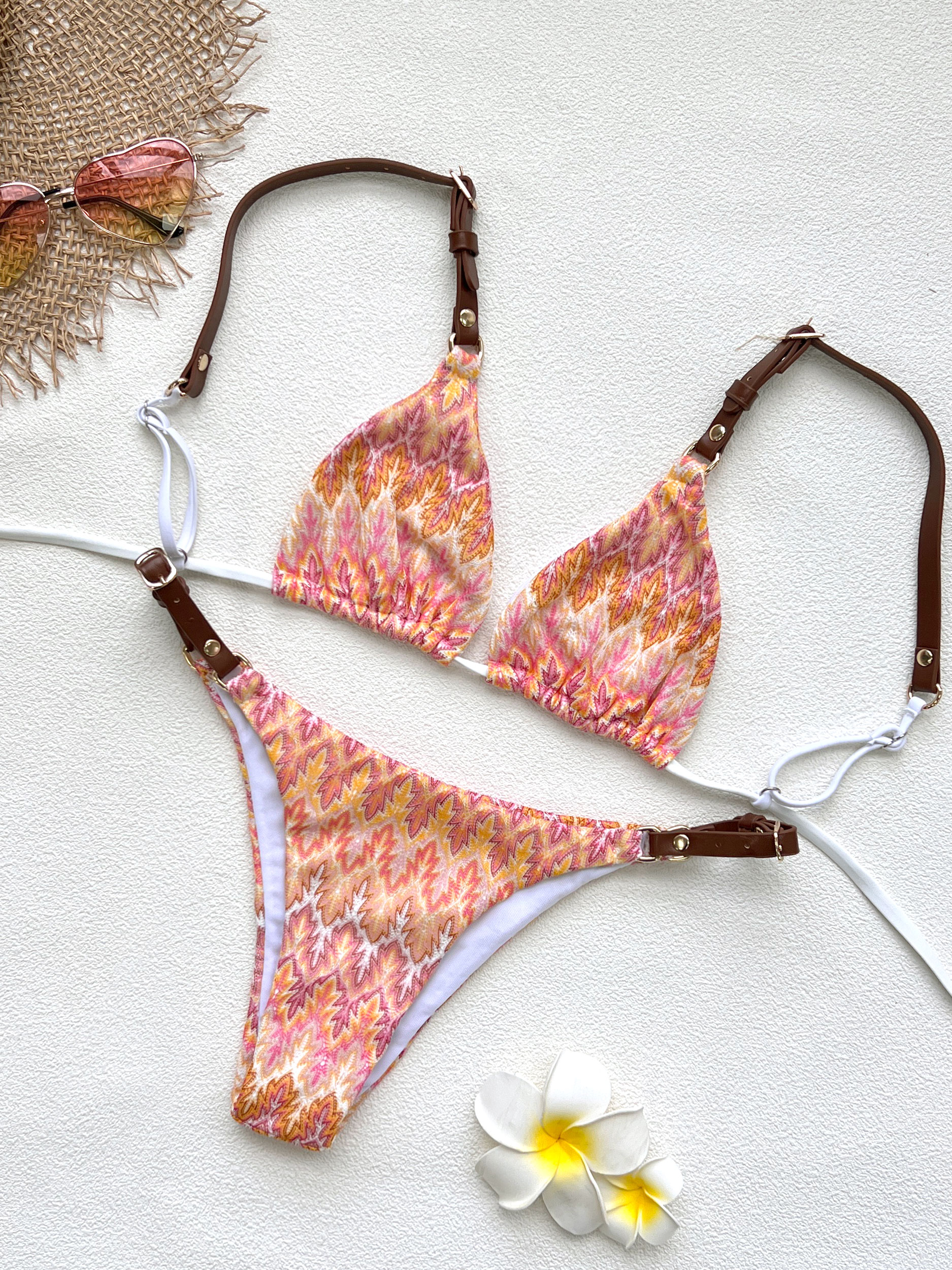 Ensemble bikini crochet bohème 2026 en tricot crème avec bretelles en cuir et boucles métalliques – Idéal pour la plage, les fêtes au bord de la piscine et les escapades estivales